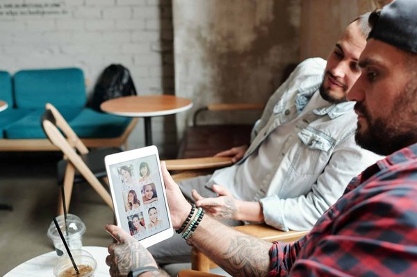 Site de rencontre libertin : les incontournables à explorer en 2024